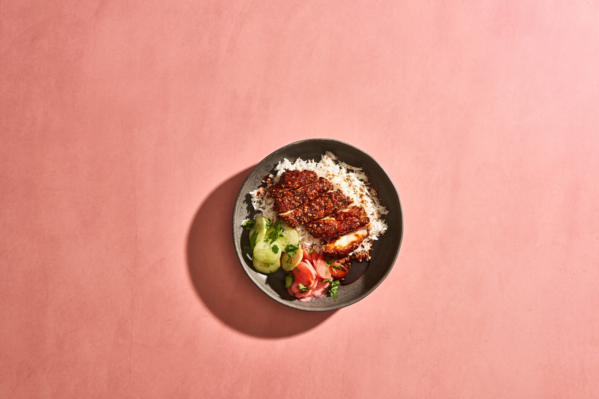 Korean fried chicken riisin ja pikkelivihannesten kera