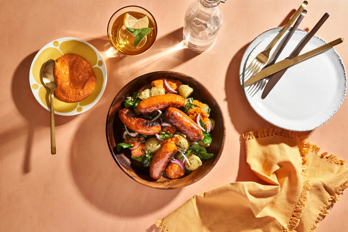 Grillattua kananpojan makkaraa, tilli-korianteriperunasalaattia ja romescoa