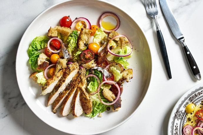 Toscanalainen panzanellasalaatti