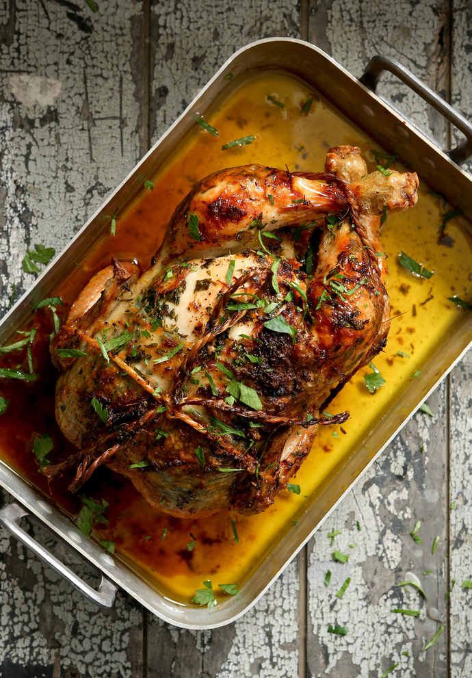 Yrttivoilla täytetty broileri