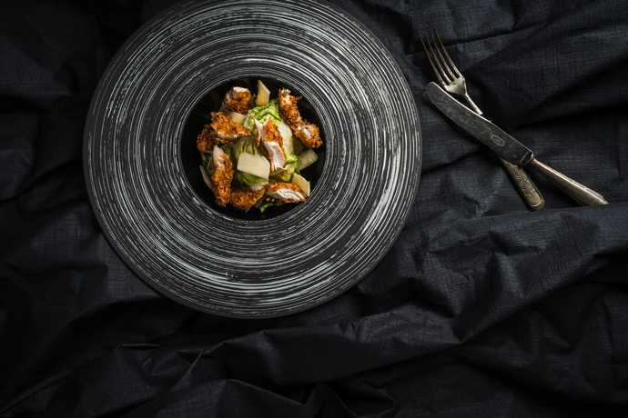 Rapeaa kananpojan sisäfileetä ja caesarsalaattia