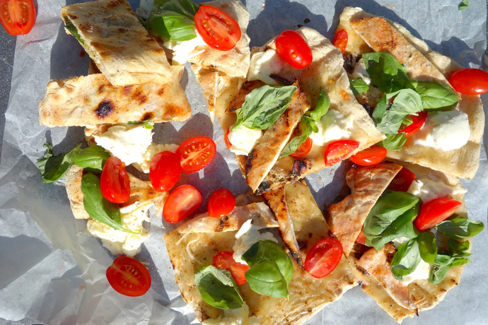 Kana-caprese pizza grillissä