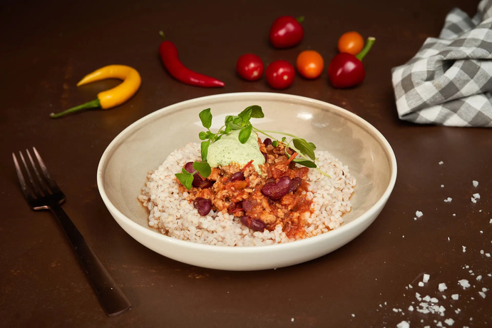 Chili con kalkkuna, ohraa ja yrttismetanaa
