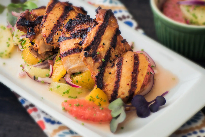 Hunaja-bbq paistileikkeet ja raikas sitrussalaatti