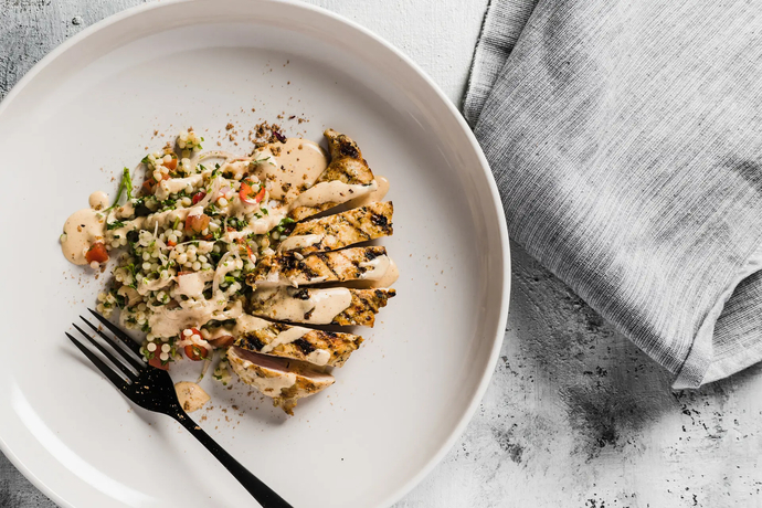 Grillattuja Kananpojan pihvejä, helmicouscous-salaattia ja tagine-majoneesia