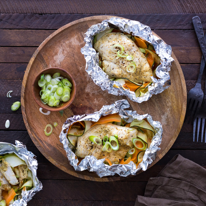 Kananpojan fileepihvit folionyytissä, misomarinoidut porkkanat ja kesäkurpitsat