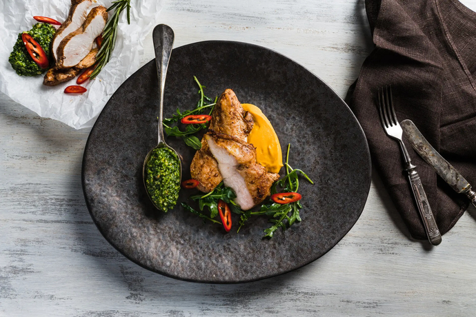 Paistettua kananpoikaa, porkkanapyrettä ja rucolapestoa