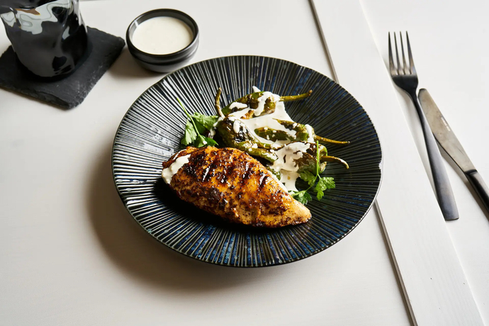 Kananpojan grillifileet, grillattuja minipaprikoita ja sinihomejuustodressingiä