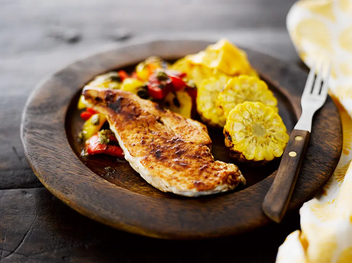 Grillattua kanaa, paprikaa ja cheddar-nachoja