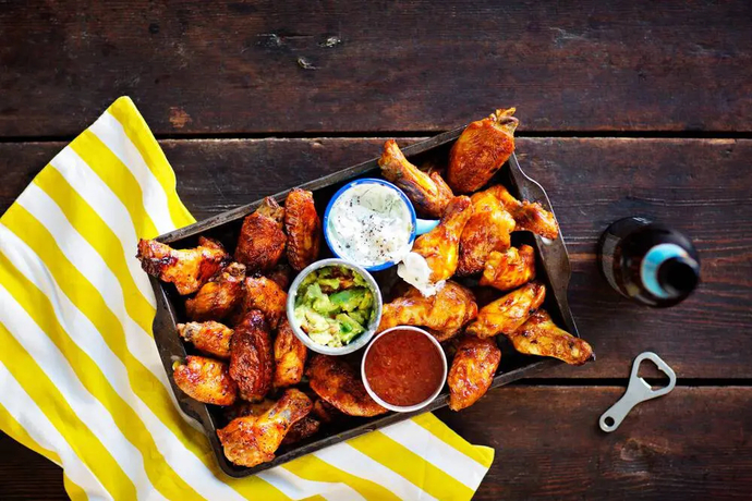 Koko perheen kanansiivet ja kolme dippiä