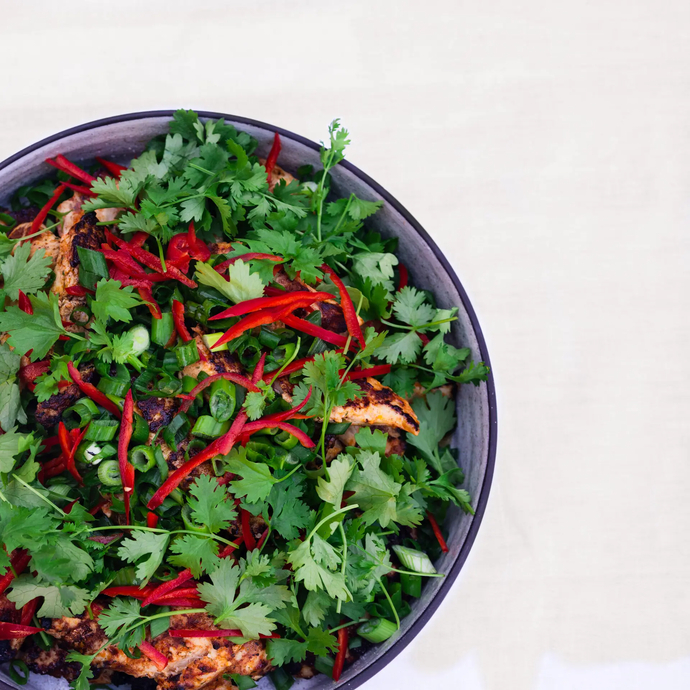 Inkiväärillä maustettua kanan sisäfileetä, thaidressing ja papaijasalaattia