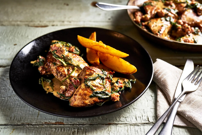 Paistettua kalkkunaa ja raakamakkara-pinaattimuhennosta