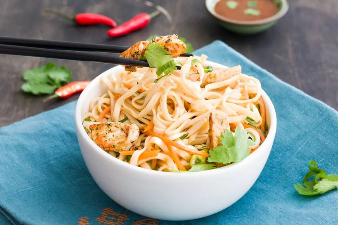 Kana-nuudelisalaatti