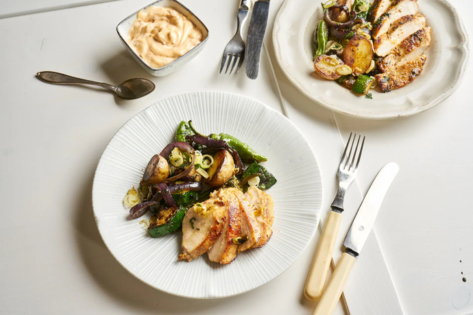 Kananpoikaa ja vihanneksia muurikalla