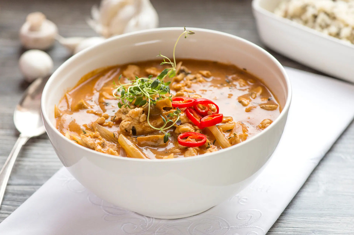 Kanaa ja herkkusieniä chilikastikkeessa