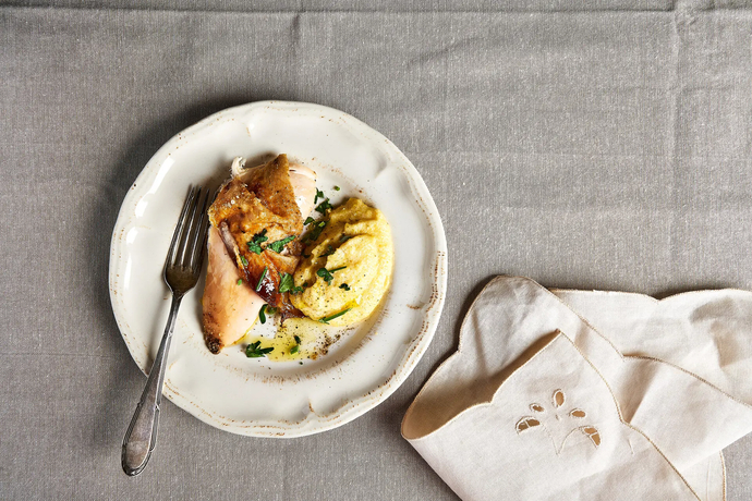 Suolakuoressa paistettua kokonaista kananpoikaa ja parmesaanipolentaa