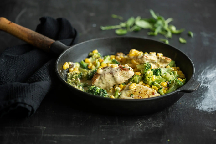 Kananpojan fileetaskut ja kasviksia pannulla