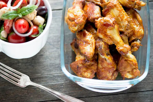 Kanansiivet ja mozzarellasalaatti