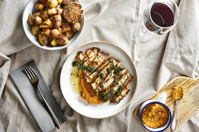 Kananpojan jättipihvi, rapeaksi paahdetut valkosipuliperunat ja romescoa