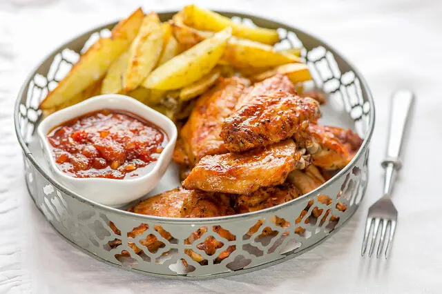 Tuliset kanansiivet ja lohkoperunoita