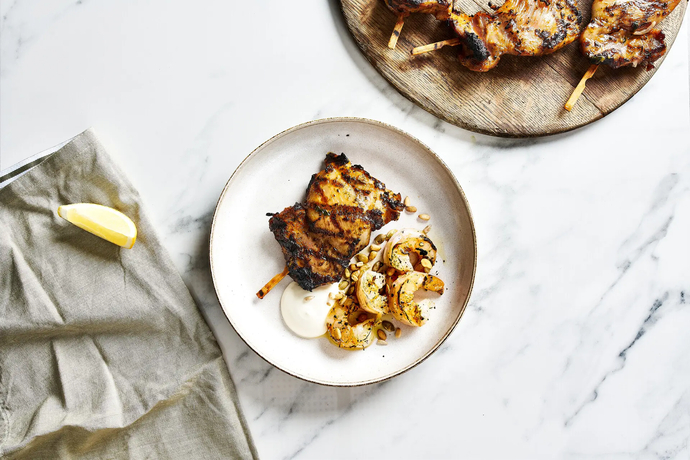 Kananpojan paistia, grillattuja scampinpyrstöjä ja sitruuna-aiolia