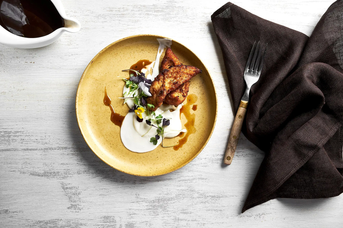 Kananpojan sisäfileepihvejä, kukkakaalipyreetä ja tummaa rakuunakastiketta