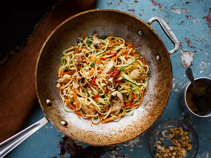 Thaimaalainen kana-nuudeliwokki