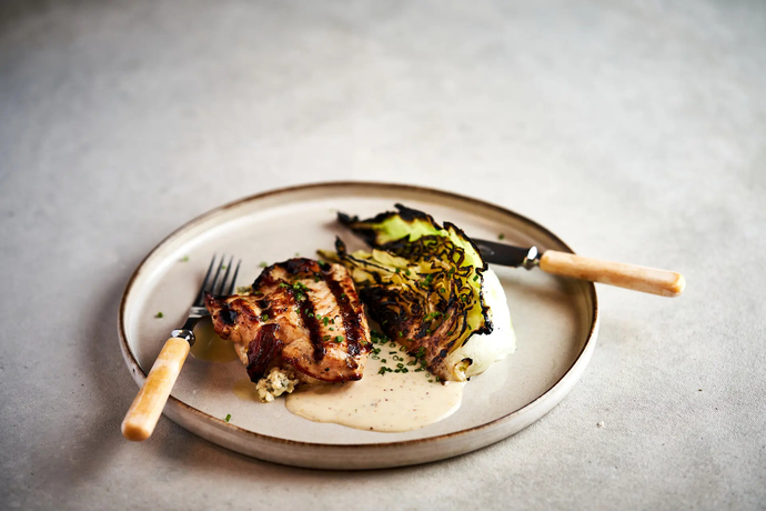 Roquefortilla täytettyä kananpoikaa ja grillattua varhaiskaalia