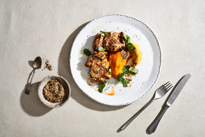 Grillattua kananpoikaa, za’ataria ja porkkanapyreetä