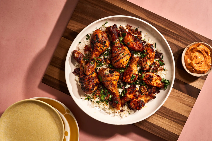 Grillatut kanansiivet ja koipinuijat karamellisipuli-riisin kera