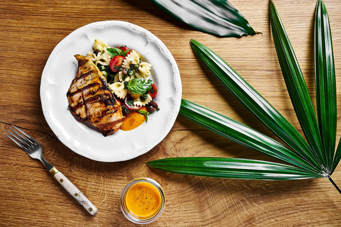 Grillattua kananpoikaa, tomaatti-pastasalaattia ja mojokastiketta