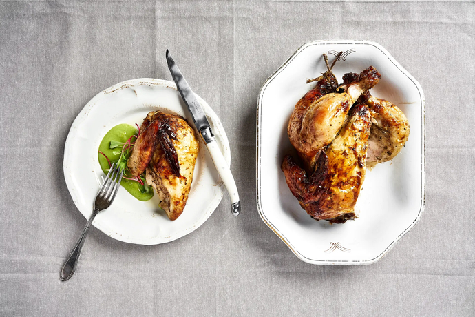 Kokonaisena paistettua kananpoikaa ja hernepyreetä