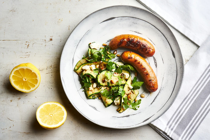 Grillattua Kananpojan makkaraa ja lämmintä kesäkurpitsa-vuohenjuustosalaattia