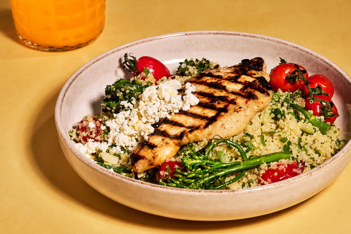 Grillattu kasvis-couscoussalaatti ja kananpojan fileetä