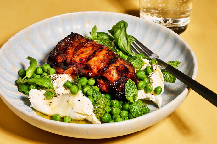 Grillatut kananpojan paistileikkeet mozzarellan, herneiden ja basilikan kera