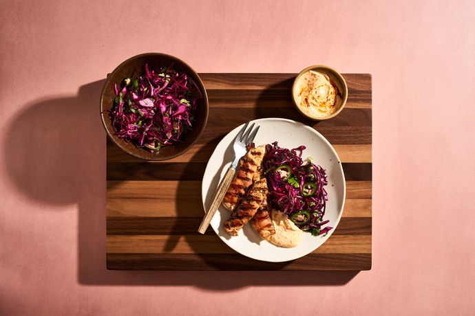 Pekonikananpoikaa, punakaalisalaattia ja valkosipuli-seesamidressing