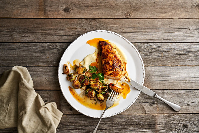 Kananpojan fileetä, karamellisoitua ruusukaalia ja selleripyreetä