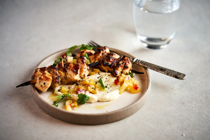 Grillatut kanavartaat, ananassalsaa ja parmesaaniaiolia