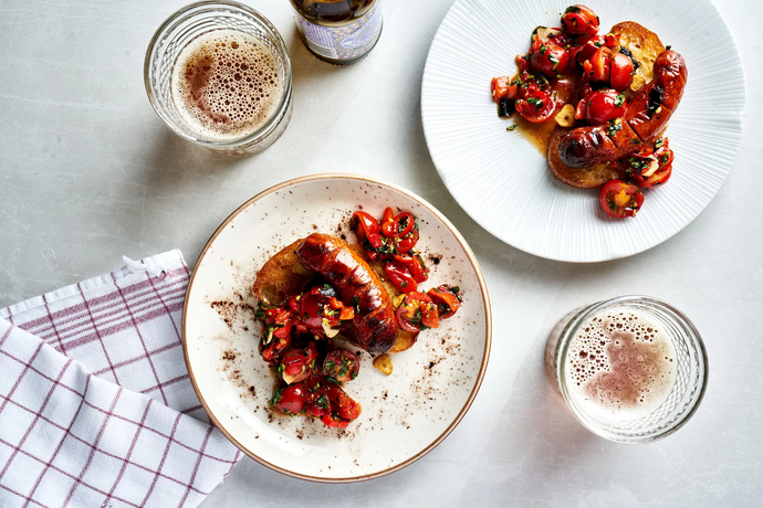 Tulinen grillimakkaraleipä tuorepaprikasalsaa