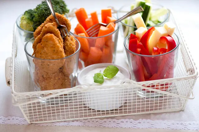 Nuggetit ja kasvikset tzatziki-dipillä