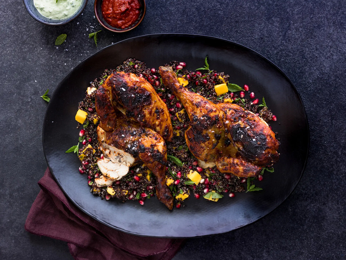 Grillatut harissakanat ja hedelmäinen kvinoasalaatti