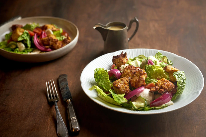 Rapeaa kananpoikaa, salaattia ja hovimestarinkastiketta