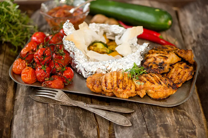 Grillipihvit, kasvisnyytit, grillitomaatit ja raparperihilloke