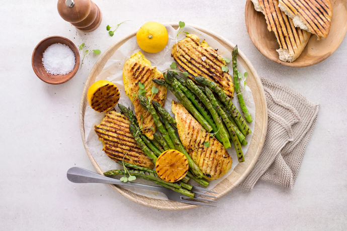 Grillatut fileepihvit, sitruuna-parmesaanikastike ja grillattua, vihreää parsaa