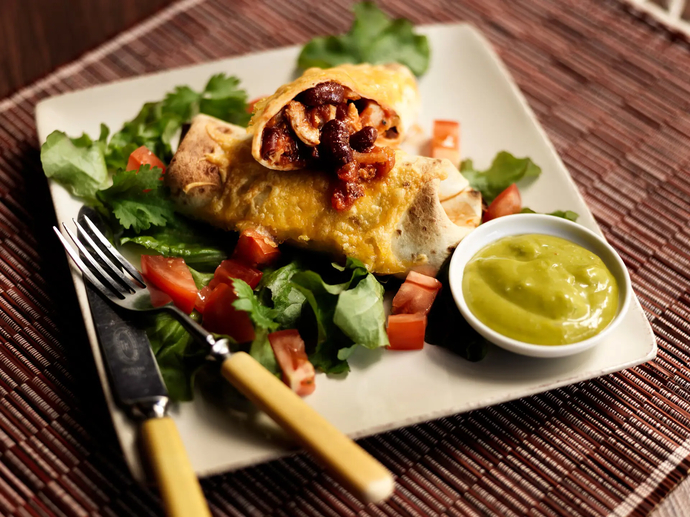 Cheddarjuustolla kuorrutetut mausteiset kanawrapit