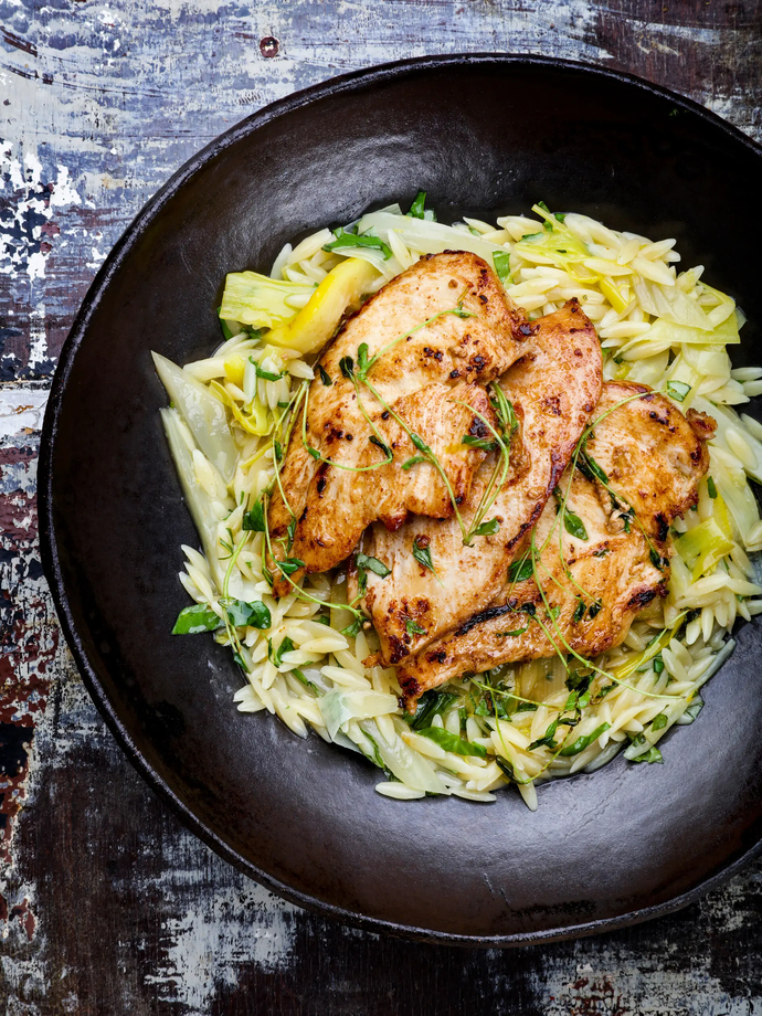 Paistettua kanaa, fenkolia ja orzo-pastaa