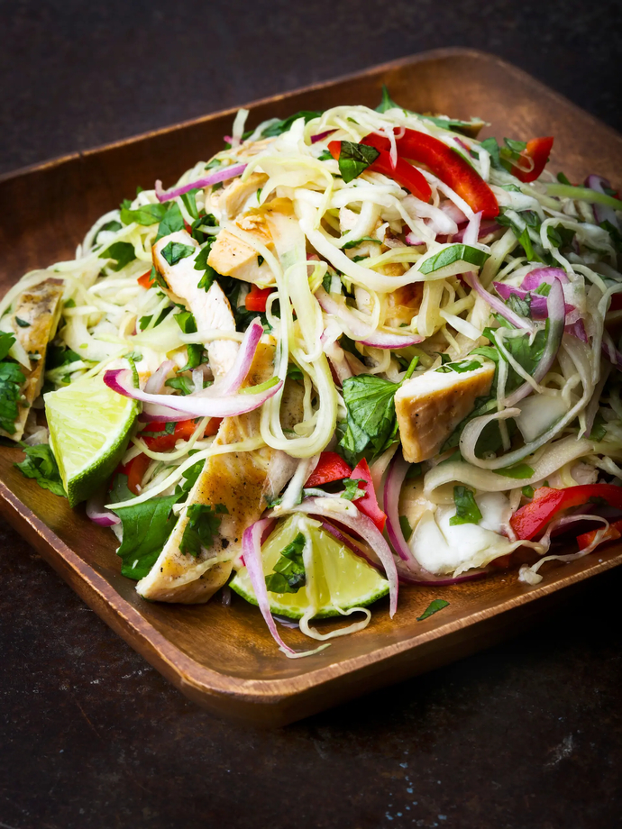 Mausteinen thai-kanasalaatti