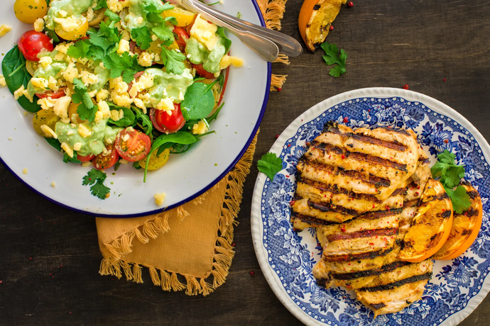 Kanapihvit, cheddarsalaatti ja avokadokastike