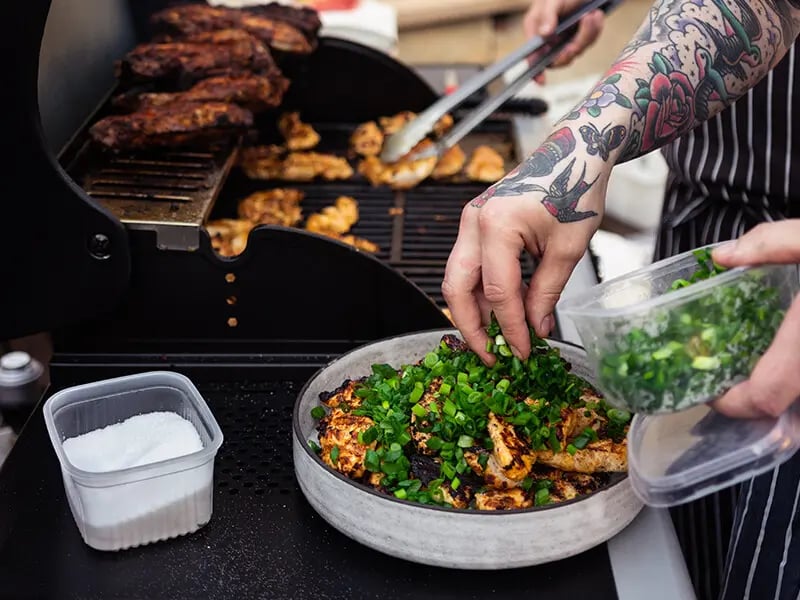 Kariniemen grillauksen viimeistelyä