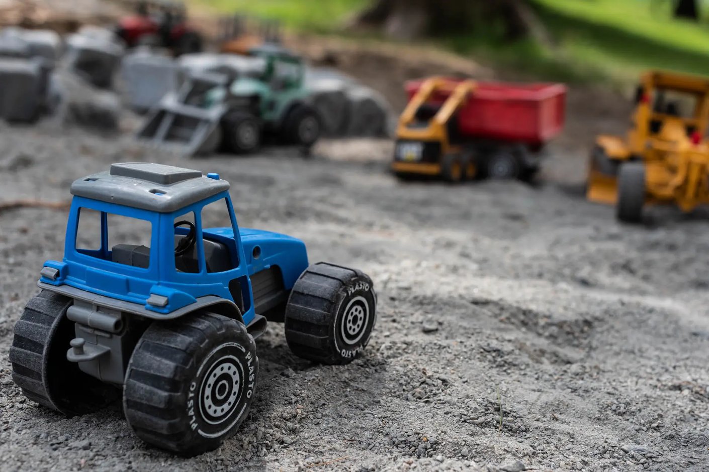 Kariniemen kotitila Jartun tila leikkiautot hiekalla